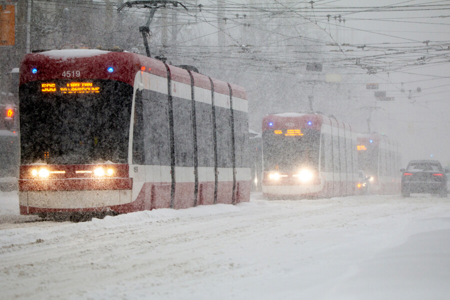 Toronto, Canada's largest city, paralyzed by snowfall