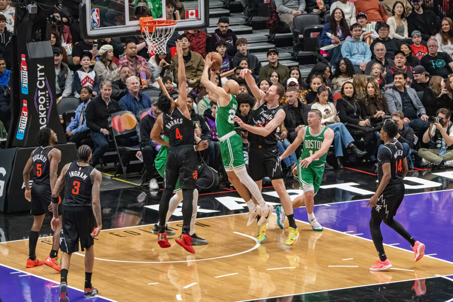Celtics save the game in Toronto and are now third in the Conference