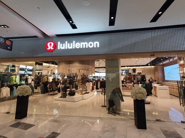 Lululemon снижает прогноз на фоне снижения доходов