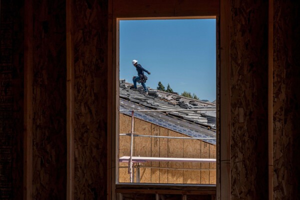 US Tariff Pressure on Canadian Lumber Frustrates Builders