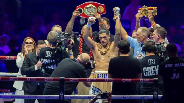 Артур Бетербиев коронован чемпионом мира