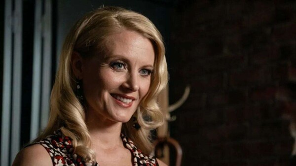 女演员卡莉·安妮·弗莱明去世，享年51岁